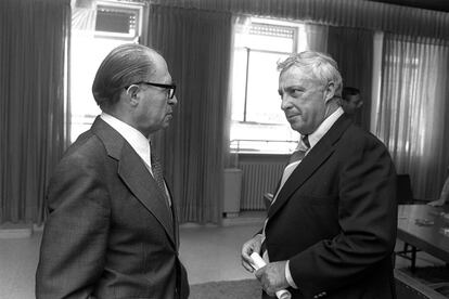 9 de agosto de 1977. O primeiro-ministro israelense Menahem Begin fala com o ministro de Agricultura de Israel, Ariel Sharon.