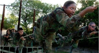 Varios reclutas de la base del Ej&eacute;rcito del Aire de EE UU en Lackland (Tejas) en una sesi&oacute;n de entrenamiento.