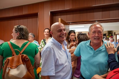 Jesús Reboredo (en el centro), nuevo alcalde de Touro por el PP, felicitado tras prosperar la moción de censura este martes.