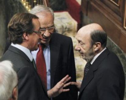 Rubalcaba, ayer el Congreso, con Alfonso Guerra y el portavoz popular, Alfonso Alonso.