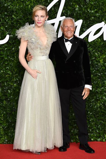 Cate Blanchett posó junto a Giorgio Armani, que recogió un premio en honor a los logros excepcionales que ha conseguido en su carrera. Los Fashion Awards, antes conocidos como British Fashion Awards, honraron al diseñador italiano entregándole el Outstanding Achievement Award, el galardón que merece por «su visión atemporal del estilo» y «su capacidad para liderar un camino que otras firmas han seguido», según decía Caroline Rush, CEO del British Fashion Council.