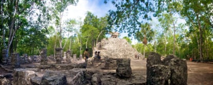 En las ruinas de Cobá se pueden alquilar bicicletas, lo que resulta conveniente dada la extensión del selvático yacimiento arqueológico.