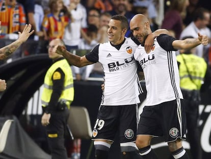 Rodrigo y Zaza acuden a celebrar un gol con Marcelino, frente al Sevilla en Mestalla.