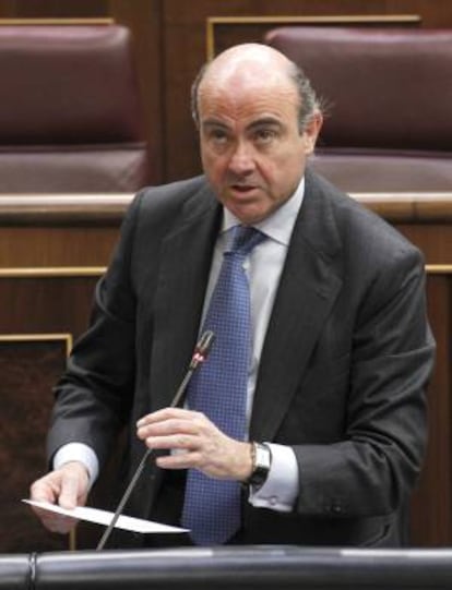 El ministro de Economía y Competitividad, Luis de Guindos, durante su intervención en la sesión de control al Gobierno celebrada hoy en el Congreso de los Diputados.