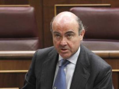 El ministro de Economía y Competitividad, Luis de Guindos, durante su intervención en la sesión de control al Gobierno celebrada hoy en el Congreso de los Diputados.