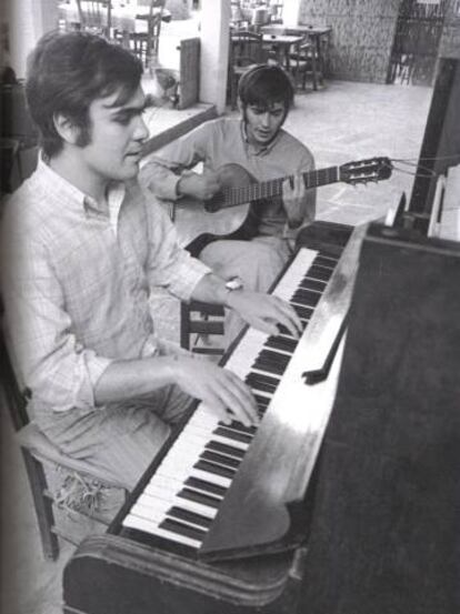 Miralles y Serrat ensayando en Cala d'Or en 1968 fotografía Pep Puvill cortesía Blume.jpg