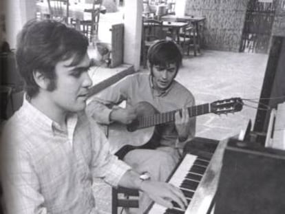 Miralles y Serrat ensayando en Cala d'Or en 1968 fotografía Pep Puvill cortesía Blume.jpg