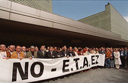 Concentración en el palacio del Kursaal, donde se celebra el congreso del PSE, en repulsa por el asesinato del edil socialista Juan Priede.