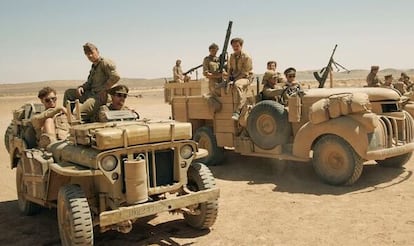 Los típicos Jeep Willy y camioneta Chevrolet del SAS en el desierto en la serie sobre la unidad.