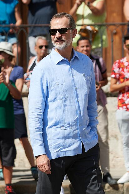 La guayabera del rey Felipe VI en La Habana: azul, abotonada, con cuatro bolsillos y dos jaretas.