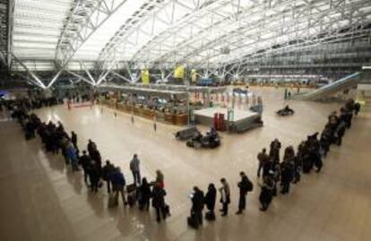 Una multitud espera poder pasar los controles en el aeropuerto de Hamburgo (Alemania) durante la huelga convocada por el personal de seguridad del mismo el pasado 18 de enero.