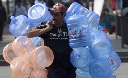 Un vendedor de agua camina en las calles de la Ciudad de México.