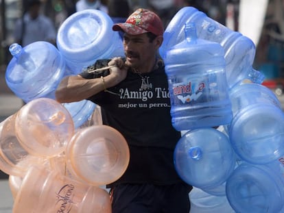 Un vendedor de agua camina en las calles de la Ciudad de México.