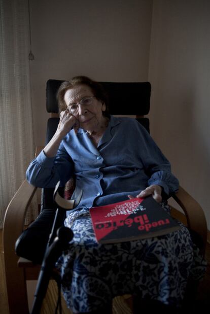 Elena Romo, cofundadora de Ruedo Ibérico, con un libro dedicado por Julio Cortázar.