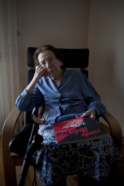 Elena Romo, cofundadora de Ruedo Ibérico, con un libro dedicado por Julio Cortázar.