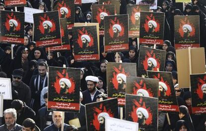 Manifestantes iran&iacute;es muestran carteles con el retrato del cl&eacute;rigo y dirigente chi&iacute;, Nimr Baqir al Nimr, durante una protesta convocada en Teher&aacute;n (Ir&aacute;n) el lunes. 