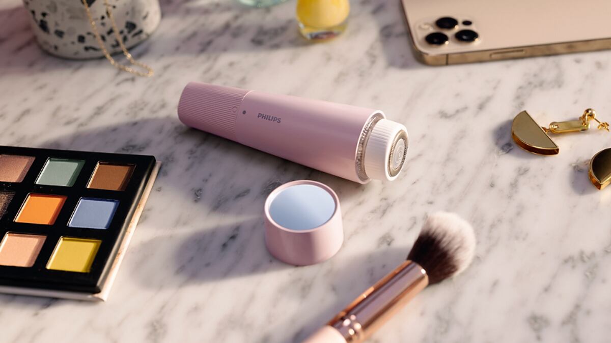 Esta depiladora para el rostro, de Philips, integra aro de luz y espejo.