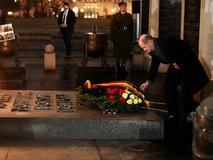 El canciller alemán, Olaf Scholz, deposita una corona en la tumba del soldado desconocido durante su visita a Polonia este domingo.