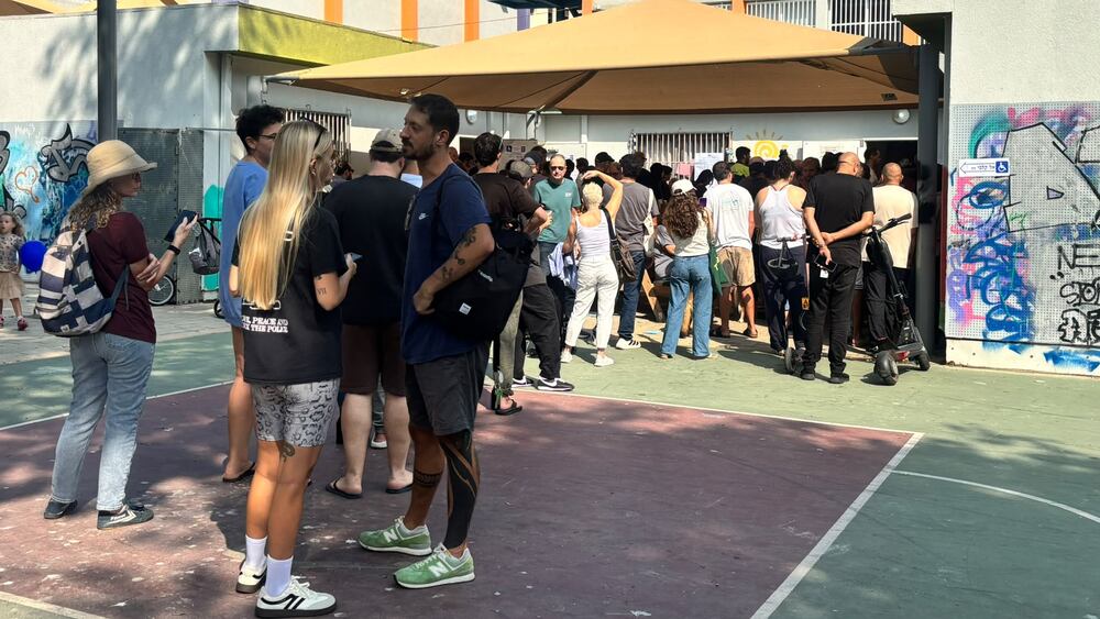 Fila para votar en el colegio electoral de Jaffa, Tel Aviv, este martes.