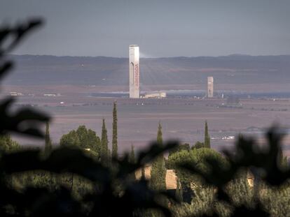 Una de las torres de la plataforma solar Solúcar de Abengoa.