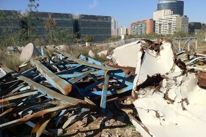 Las 163 lamas del Ágora de Calatrava, al fondo, abandonadas y expuestas al pillaje en medio de material de construcción oxidado.