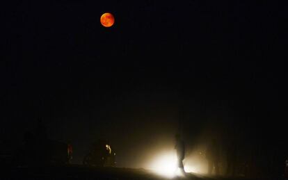 Durante un eclipse lunar, el Sol y la Luna estarán exactamente a 180 grados de distancia en el cielo, de ahí que se vean en una alineación horizontal perfecta. En la imagen, la luna vista en Allahabad (India), el 8 de octubre de 2014.