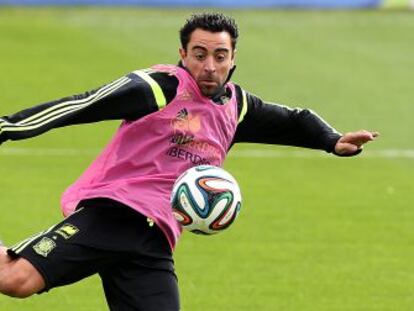 Xavi golpea el bal&oacute;n durante un entrenamiento con Espa&ntilde;a