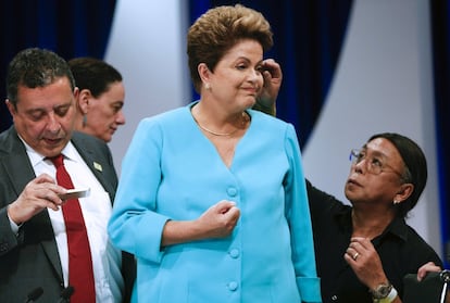 Dilma recebe retoque na maquiagem durante debate no SBT, no dia 16.