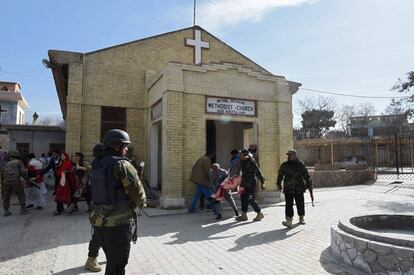 Agentes de seguridad pakistaníes aseguran el exterior de la iglesia.