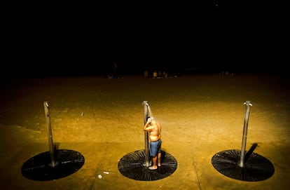 Un bañista en la playa de la Barceloneta en una noche de julio de 2024.