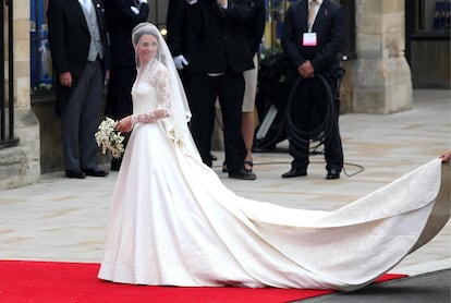 El 29 de abril de 2011, Kate Middleton se casaba con Guillermo de Ingalterra. Para el día de su boda, la hoy duquesa de Cambridge escogió un vestido de Sarah Burton para Alexander McQueen. Un estilo clásico y romántico que luego fue copiada por muchas novias, era el inicio del hoy conocido como "el efecto Kate".