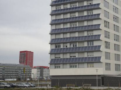Promoci&oacute;n de viviendas sociales en Vitoria con paneles solares que consigue ahorros energ&eacute;ticos del 40%. 