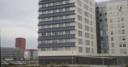 Promoción de viviendas sociales en Vitoria con paneles solares que consigue ahorros energéticos del 40%.