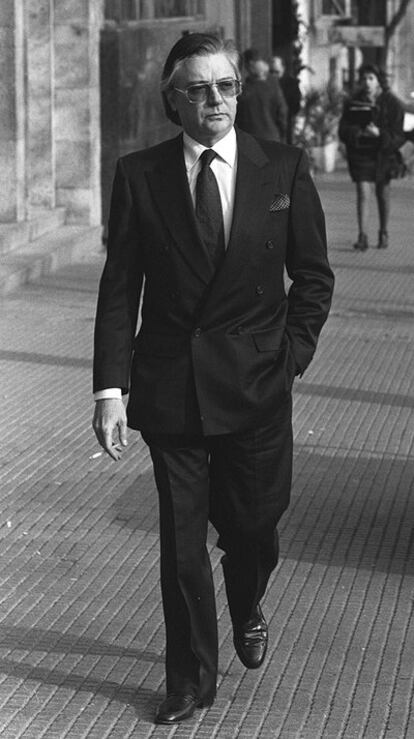 Francisco Paesa caminando por Madrid en 1990