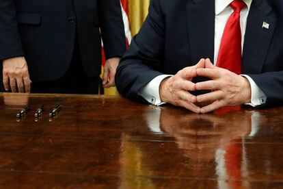 En el despacho de los presidentes ya se sienta Donald Trump, frente a una mesa que inmortalizó John F. Kennedy. En sus primeros días el nuevo presidente, cuyas manos aparecen retratadas, ha mantenido su atuendo de traje oscuro, camisa blanca y corbata roja.