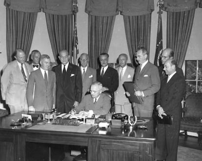 Henrik Kauffmann, segundo por la izquierda, en la Casa Blanca, en la firma por parte del presidente Harry S. Truman de la creación de la OTAN en agosto de 1949.