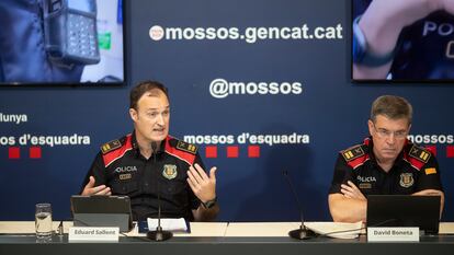 El comisario jefe de los Mossos, Eduard Sallent, junto al comisario David Boneta, en rueda de prensa este viernes.