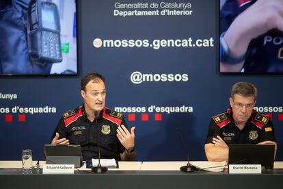 El comisario jefe de los Mossos, Eduard Sallent, junto al comisario David Boneta, en rueda de prensa este viernes.