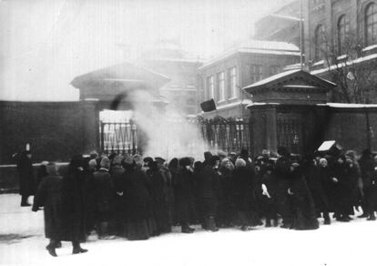 Asalto del Palacio de Invierno de Petrogrado por los guardias rojos y los soldados de la Marina en octubre en 1917.