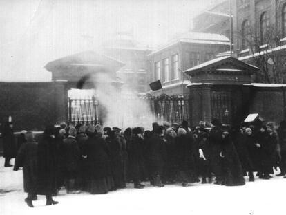 Asalto del Palacio de Invierno de Petrogrado por los guardias rojos y los soldados de la Marina en octubre en 1917.