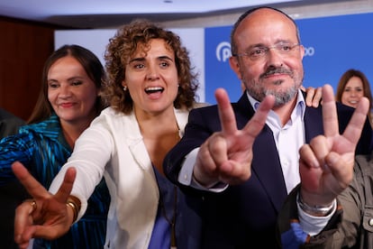 El líder del PP en Cataluña, Alejandro Fernández, y la cabeza de lista del PP para las elecciones europeas, Dolors Montserrat, celebran el resultado electoral de su formación. 