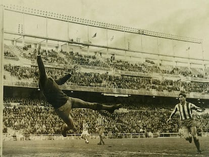 La estirada de Madinabeytia no evita uno de los goles del Juventus ante la mirada de Griffa.