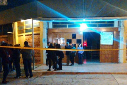 La entrada de la iglesia de Ecatepec donde ocurrió el ataque fue acordonada por la policía local.