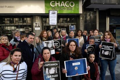 Protesta frente a la Casa de Chaco en Buenos Aires para exigir respuestas sobre la desaparición de Cecilia Strzyzowski.