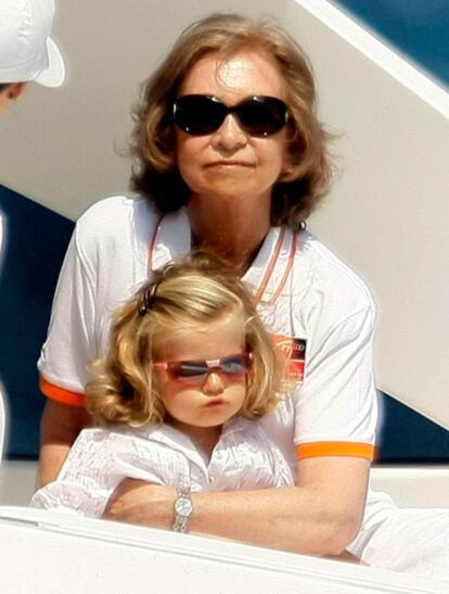 La reina Sofía junto a la infanta Leonor, durante el paseo que realizó por la bahía de Palma a bordo de la lancha 'Somni', para seguir el último día de regatas, en agosto de 2008.