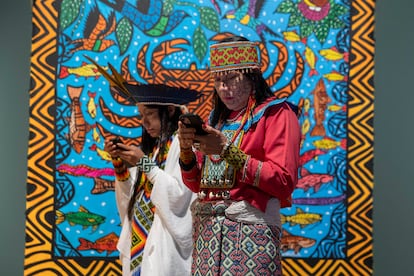 Las artistas Yaka Hunikuin y Olinda Silvano, durante la inauguracin de la exposicin 'Amazonias Futuro Ancestral', en el CCCB.