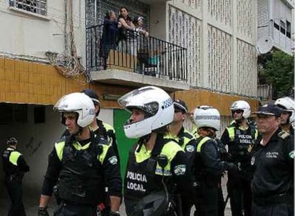 Agentes de la Policía Local acordonan la zona donde murió una mujer de un disparo, el pasado el 16 de mayo.
Vista de la barriada.