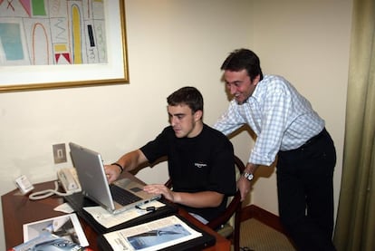 Fernando Alonso con Adrián Campos, en una imagen de archivo compartida por el propio piloto.