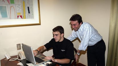 Fernando Alonso con Adrián Campos, en una imagen de archivo compartida por el propio piloto.