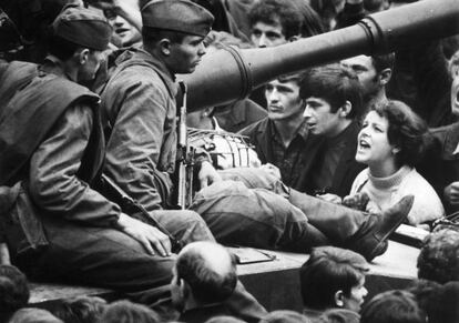 Manifestantes se enfrentan a tanques soviéticos en Praga en 1968. 
